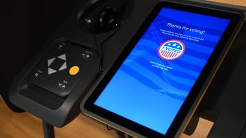 Máquina de marcado de boletas electrónicas Voting Solutions for All People durante la votación anticipada.