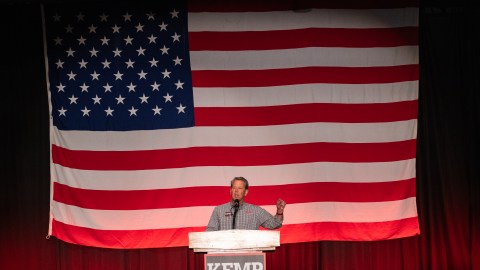 El gobernador de Georgia, Brian Kemp, habla con sus seguidores en un evento de la primera gira de "Putting Georgians".