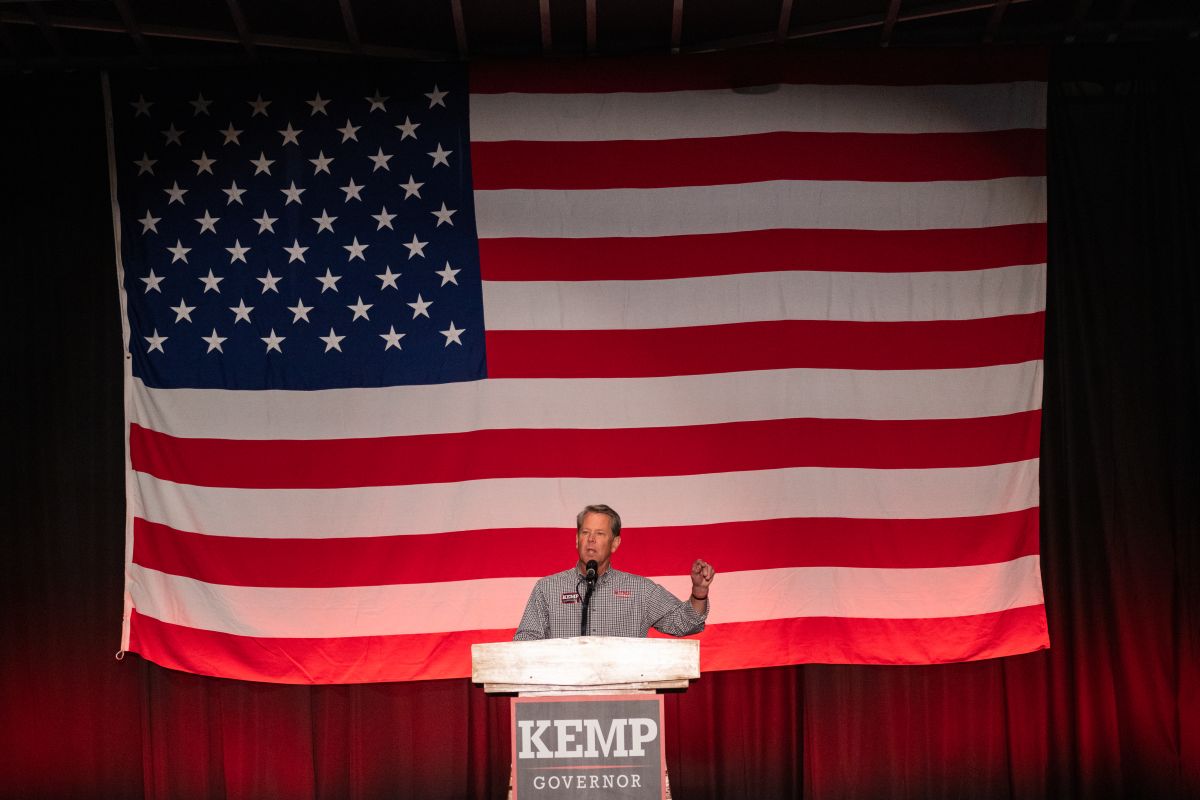 El gobernador de Georgia, Brian Kemp, habla con sus seguidores en un evento de la primera gira de "Putting Georgians".