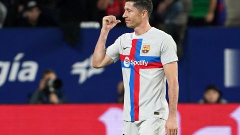 Robert Lewandowski realiza un polémico gesto al ser expulsado del encuentro ante Osasuna.