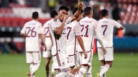 Jesús Gallardo (C) celebra con sus compañeros de la Selección de México.