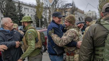 Soldados y civiles celebran la retirada del ejército ruso de Kherson.
