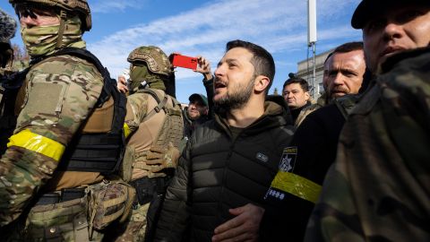 Volodymyr Zelensky llega a la ciudad recuperada de Kherson.