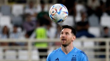 Lionel Messi controla el balón durante la primera práctica oficial de Argentina hacia Qatar 2022.