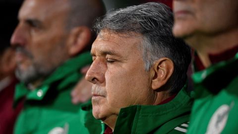 Gerardo 'Tata' Martino "descansa" durante el encuentro amistoso entre México y Suecia.