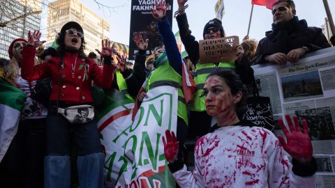 Miles de iraníes han salido a las calles en protestas provocadas por la muerte de Mahsa Amini.