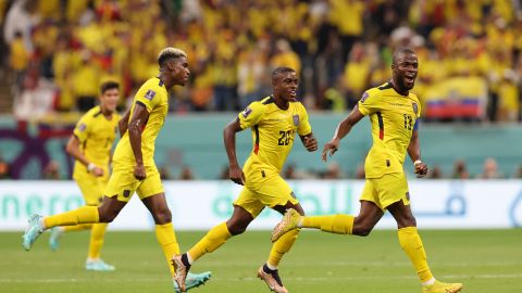 Enner Valencia (D) celebra el segundo gol del partido