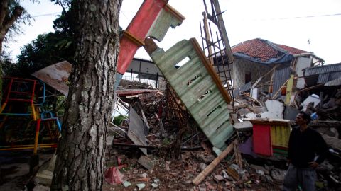 Varias casas que se encontraban cerca de una mina ilegal se vieron afectadas por la avalancha de lodo y tierra.