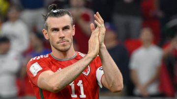 Gareth Bale aplaude a la afición luego del empate entre Gales y Estados Unidos.