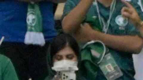Los fanáticos árabes celebraron la victoria ante Argentina dentro y fuera del estadio.
