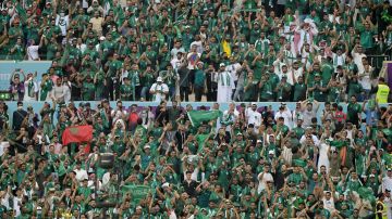 Los fanáticos árabes celebraron la victoria ante Argentina dentro y fuera del estadio.