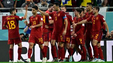Jugadores de la selección de España se desviven por sus novias tras golear a Costa Rica en su debut en el Mundial [Foto]