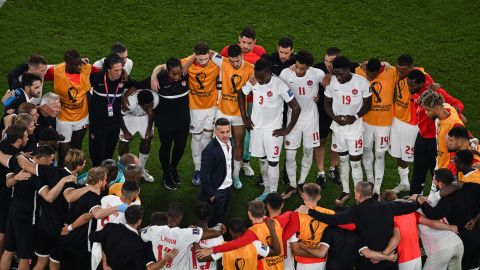 John Herdman habla con sus jugadores luego de la derrota ante Bélgica.