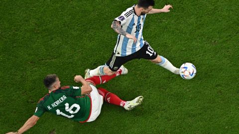 Héctor Herrera (L) y Lionel Messi (R) disputan un balón durante el Argentina vs. México.