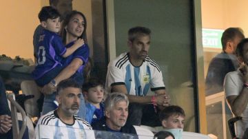 Antonela Roccuzzo y su hijo Ciro viendo a Lionel Messi ante México.