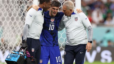 Christian Pulisic es atendido por el cuerpo médico de la selección estadounidense.