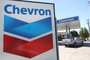Estados Unidos autorizó a Chevron reanudar operaciones de extracción de recursos naturales en Venezuela
