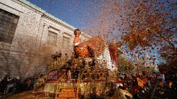 El confeti explota alrededor de la carroza de Tom Turkey al inicio del Desfile del Día de Acción de Gracias de Macy’s, el 25 de noviembre de 2021.