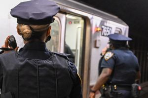 VIDEO: Un buen samaritano y un policía de NYPD salvan a hombre segundos antes de ser arrollado por un tren en Harlem