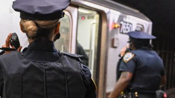 Elementos de la NYPD ayudaron al rescate de una persona que cayó a las vías del tren.