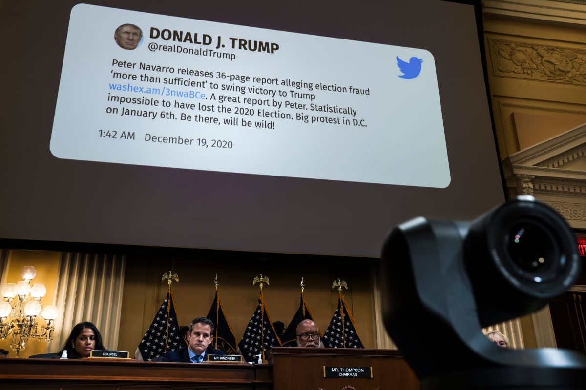 El comité de la Cámara que investiga el asalto al Capitolio muestra un tuit del presidente Donald Trump.