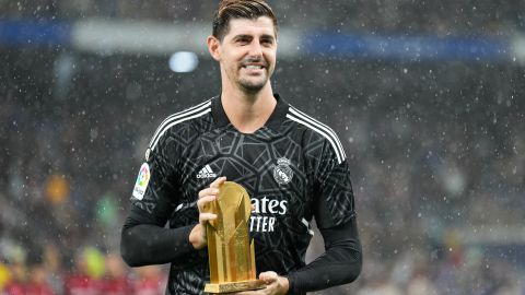 Courtois recibió el trofeo Yashin a mediados de octubre