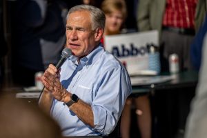 Greg Abbott ordena investigar "problemas" en las elecciones intermedias en condado de Texas