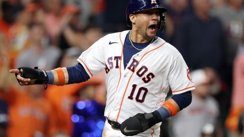 Yulieski Gurriel celebra al batear un hit ante Philadelphia Phillies en la Serie Mundial 2022.