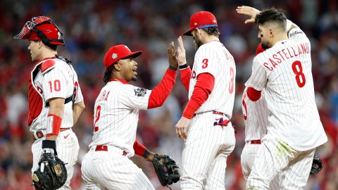 Bryce Harper y Jean Segura (C) celebran la segunda victoria ante Astros en la Serie Mundial.