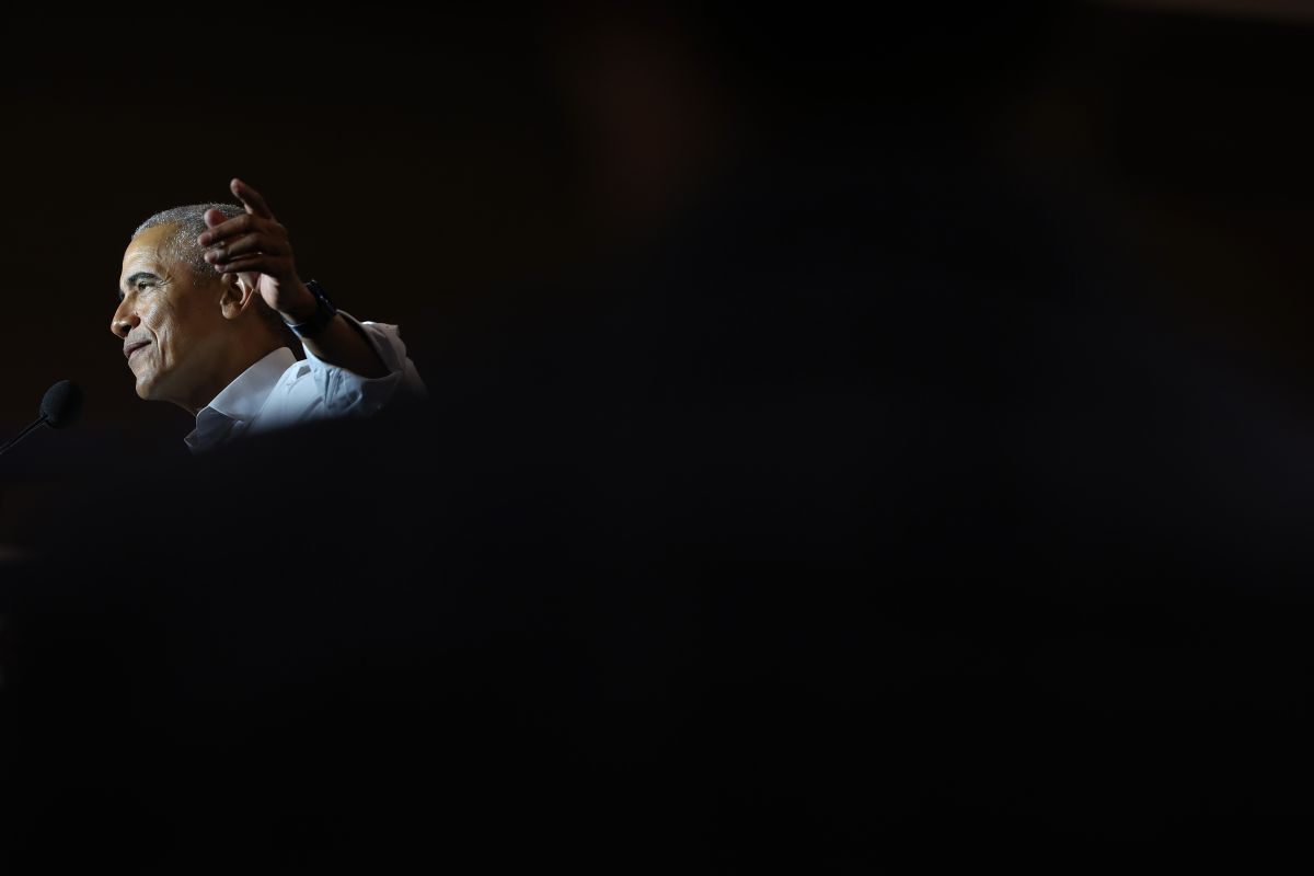 El expresidente Barack Obama en campaña por los demócratas en Phoenix, Arizona.