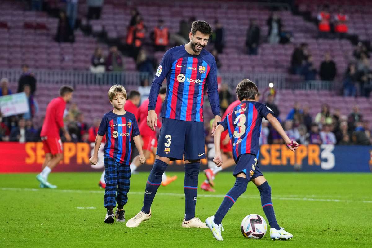Gerard Piqué se deja ver con sus hijos Milán y Sasha jugando en el Camp Nou  luego de su retiro del FC Barcelona [Video] - El Diario NY