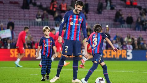 Gerard Piqué se divierte en la grama del Camp Nou junto a sus hijos Sasha y Milán.