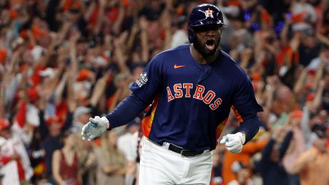 Yordan Álvarez recorre las bases tras disparar el jonrón clave en la definición de la Serie Mundial para Houston Astros.