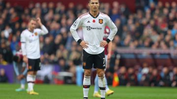 Cristiano Ronaldo luce frustrado durante un encuentro ante Aston Villa.