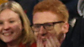 Sadio Mané conversa con el cuerpo técnico del Bayern Múnich luego de salir lesionado.