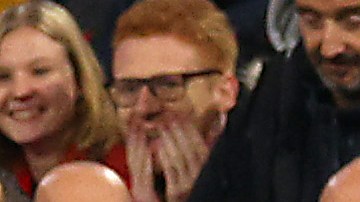 Sadio Mané conversa con el cuerpo técnico del Bayern Múnich luego de salir lesionado.