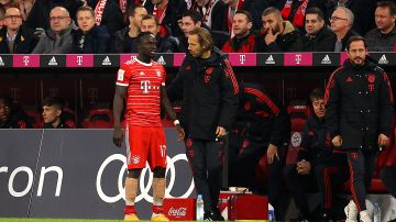 Sadio Mané conversa con el cuerpo técnico del Bayern Múnich luego de salir lesionado.