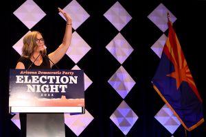 La demócrata Katie Hobbs vence a la aliada de Trump, Kari Lake, en la carrera por gobernación de Arizona