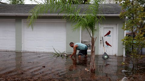 Efectos de tormenta Nicole en Daytona Beach, Florida