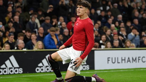 Garnacho dio el triunfo al Manchester United, pero le costó una amarilla por quitarse la camiseta durante la celebración de su gol.