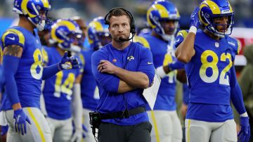 El entrenador de Rams, Sean McVay, luce frustrado tras una nueva derrota de su equipo.