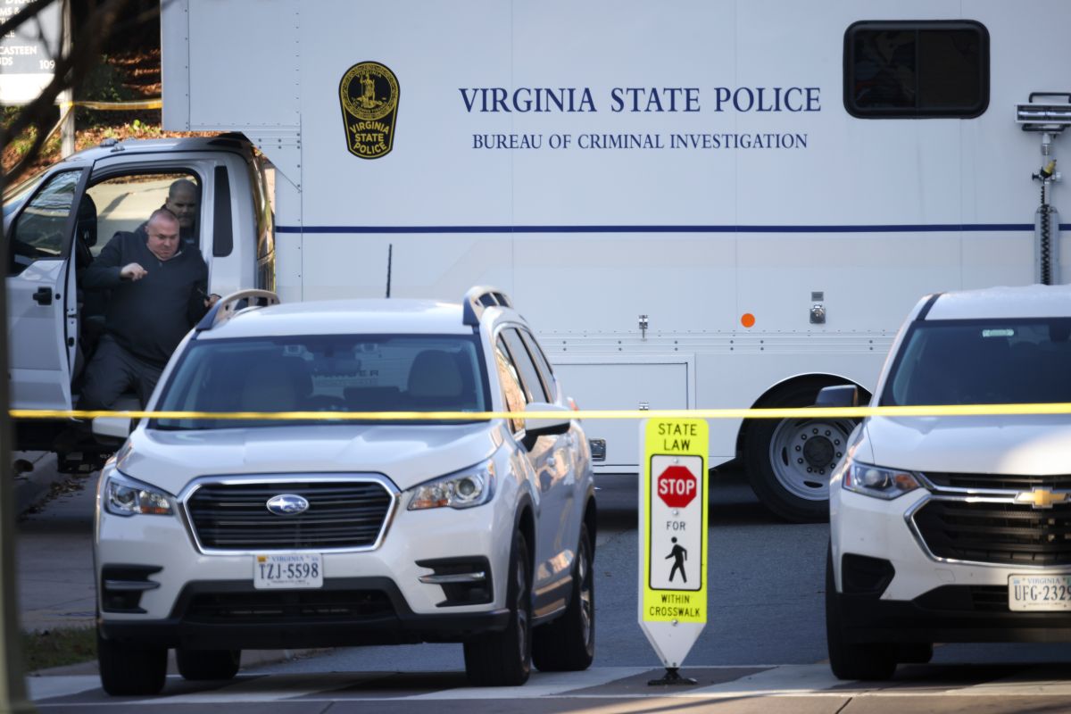 El jefe del Departamento de Policía de la Universidad de Virginia, Tim Longo, recibió la notificación de su arresto durante una rueda de prensa.