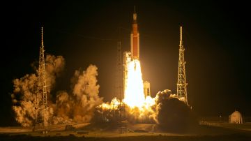 El cohete Artemis I de la NASA, con la cápsula Orion adjunta, se lanza en el Centro Espacial Kennedy de la NASA.