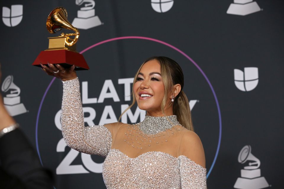 Chiquis Rivera se vistió como una ‘abeja reina’ para los Latin Grammy