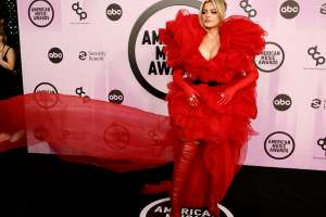 American Music Awards 2022: Anitta y Bebe Raxha roban miradas en la alfombra roja