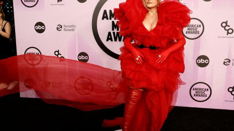 Bebe Rexha lució un escotado y voluminoso vestido rojo.