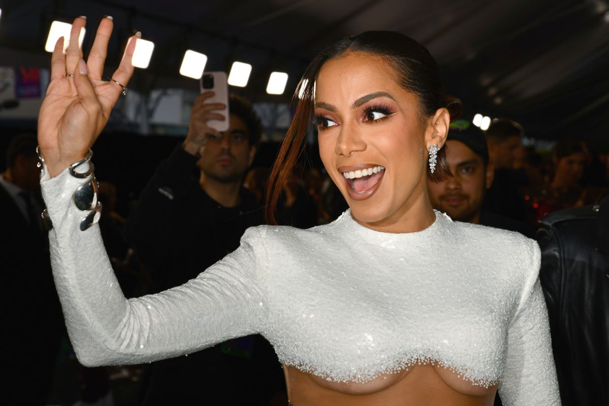 Anitta wore a dress full of sequins with daring openings that show her buttocks