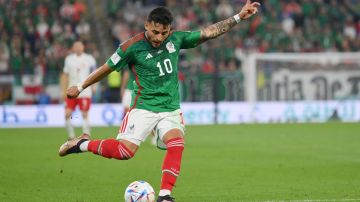 Alexis Vega durante el encuentro entre México y Polonia en Qatar 2022.