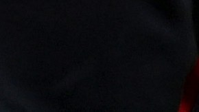 Courtois habla con su madre (C) y su novia Gerzig (R) luego de la victoria ante Canadá.