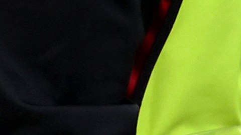 Courtois habla con su madre (C) y su novia Gerzig (R) luego de la victoria ante Canadá.